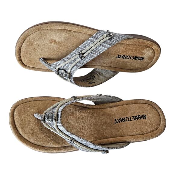 MINNETONKA Women 10 M Silverthorne Thong Sandals Fabric Upper Silver Accents - Picture 1 of 9